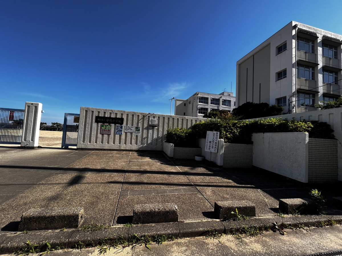 中崎小学校まで5m (徒歩1分) 写真21