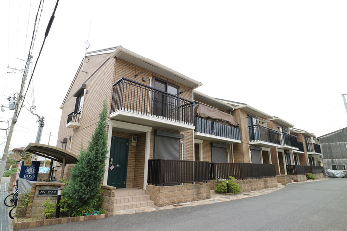 物件番号:1057232524 人気の都市ガス、駐車場2台込みで経済的！システムキッチン完備で安心！